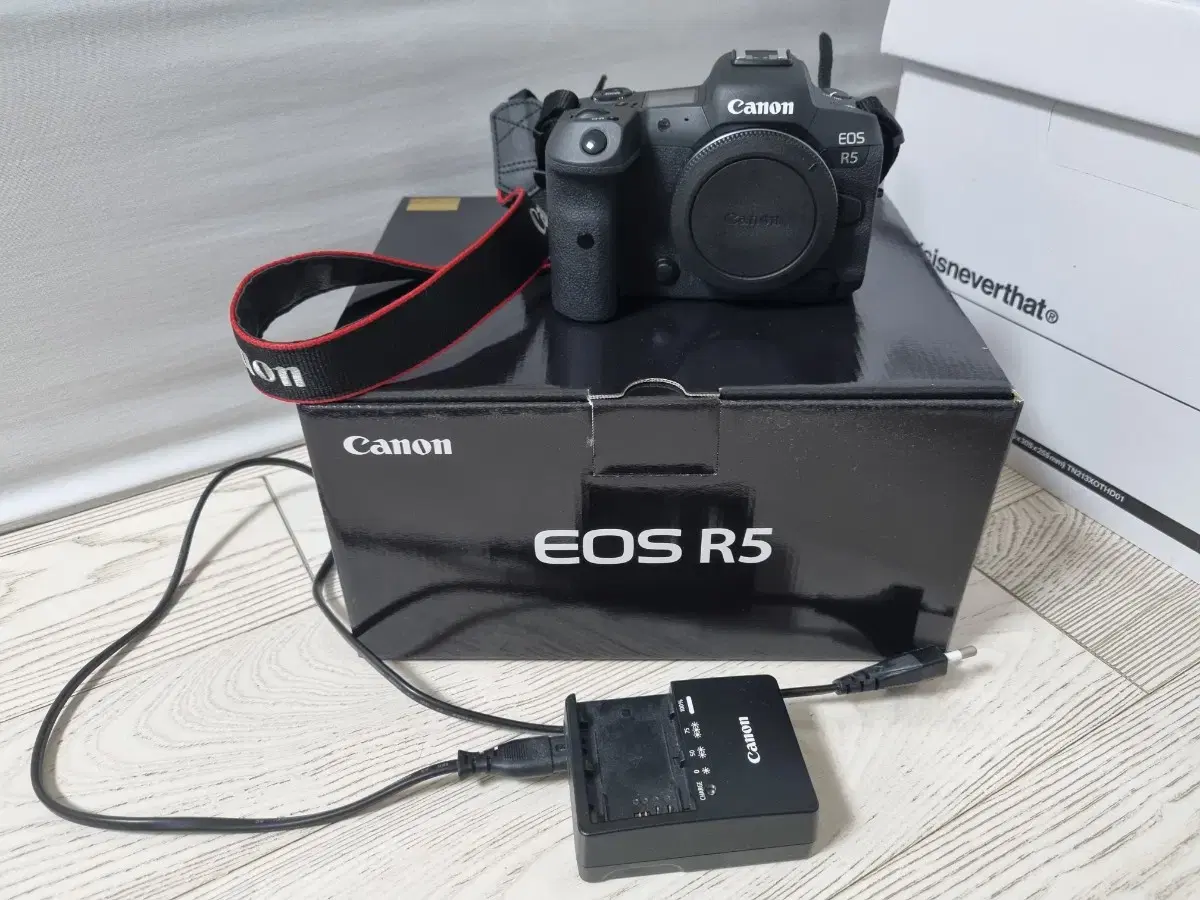 캐논 EOS R5(배터리+충전기 풀박스)